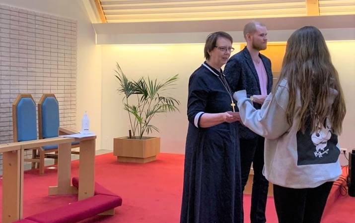 Sr. Agnes afhendir útskriftarskírteini Leiðtogaskólans